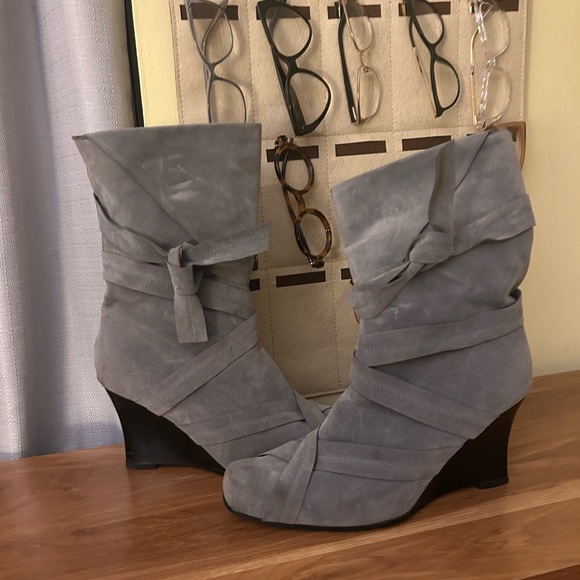 Boots - Picture 4 of 6